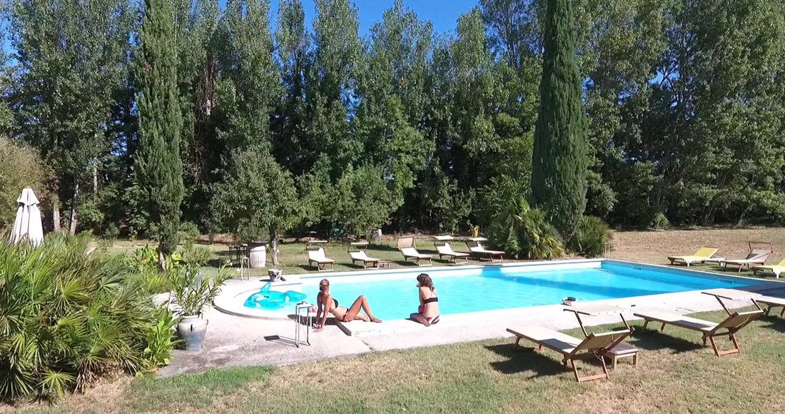 La-piscine-et-parc-2
